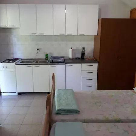 Lidija - Robinson House *